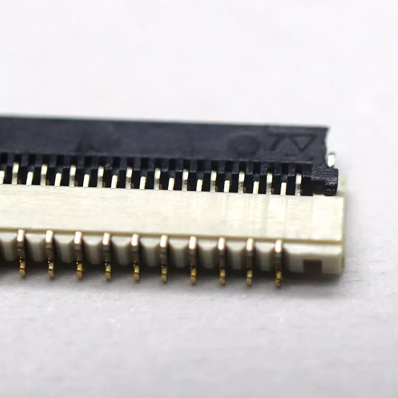Jarak Elektronik 0.3MM Tinggi 1.0mm Konektor PCB 13-71pin Kontak Bawah